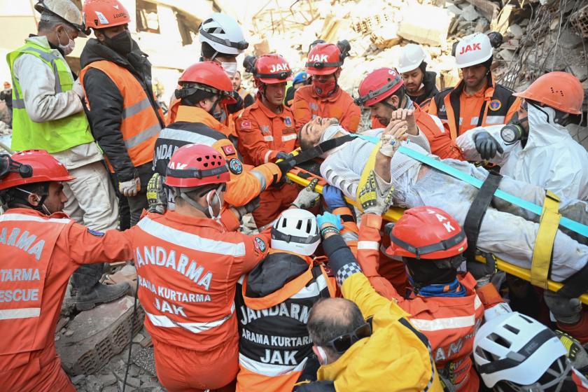 Enkazdan çıkarılan depremzede