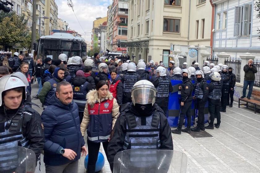 Süreyya Operası önünde slogan atan öğrenciler.