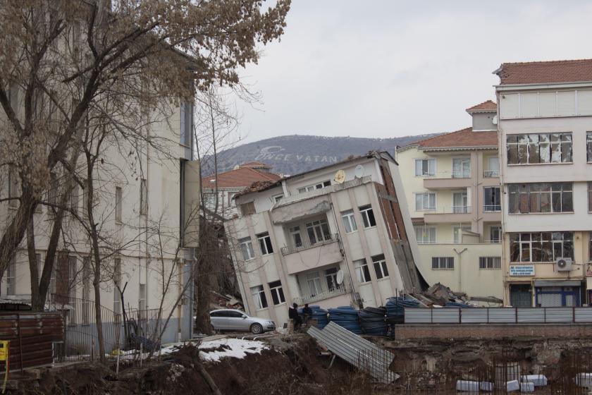 Depremin yıktığı Adıyaman'da Valiliğin mesaiye çağırması tepki çekti