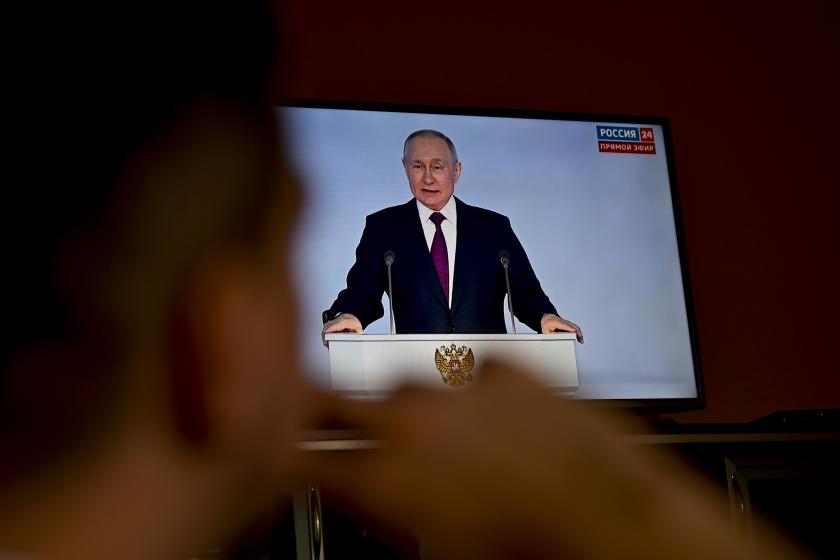 Vladimir Putin televizyonda konuşma yaparken