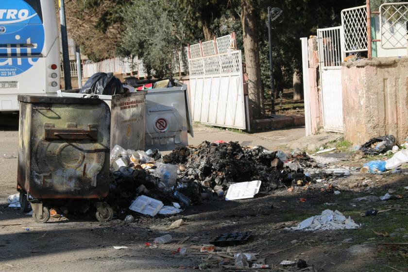 Çöp konteynerlerinin yanında çöpler