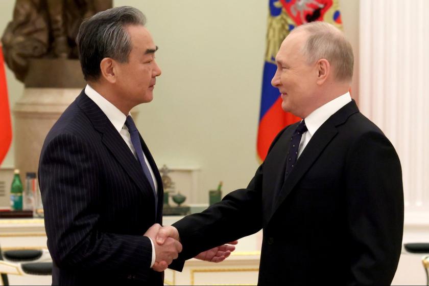 Wang Yi ve Vladimir Putin