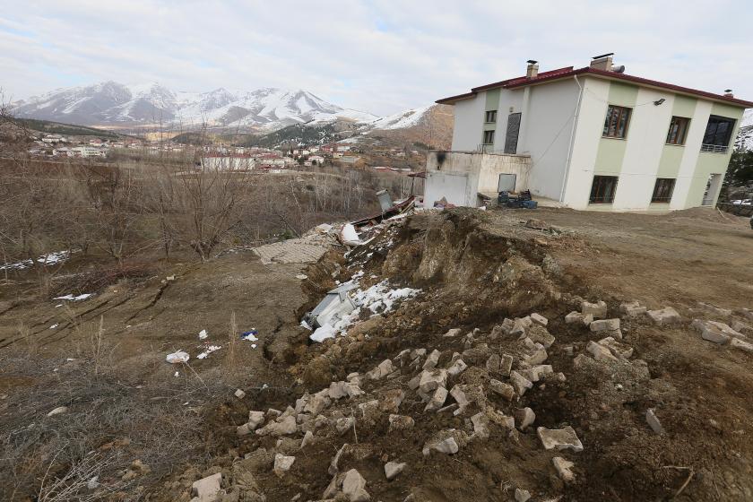 Ekinözü'nde yıkılan bina