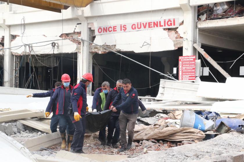 Maraş'ta depremde hasar gören binaya sokulan işçi öldü