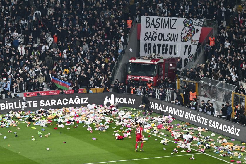 Spor Toto Süper Lig'de ertelenen maçta Beşiktaş ile Fraport TAV Antalyaspor maçında Beşiktaş Kulübü'nün Kahramanmaraş merkezli depremler nedeniyle başlattığı 