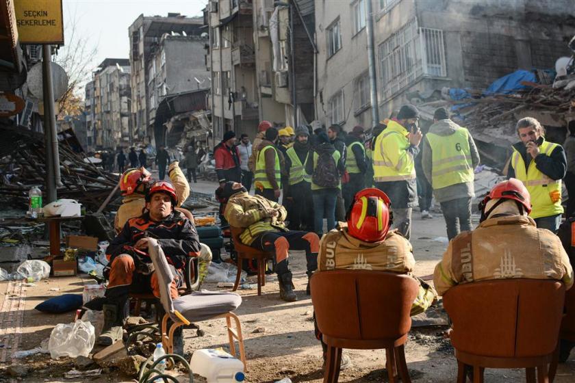 Antakya'daki kurtarma çalışmalarında yorgun düşmüş kurtarma ekibi.