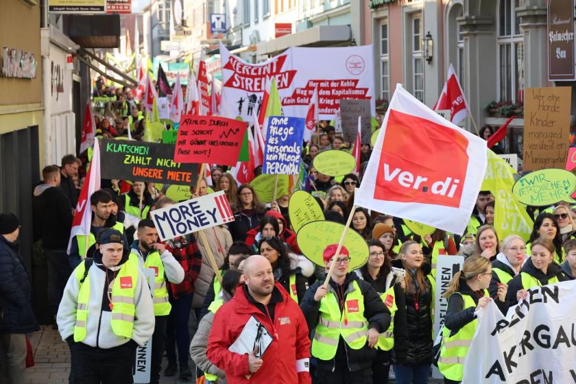 Almanya'da greve çıkan Ver.di'de örgütlü emekçiler