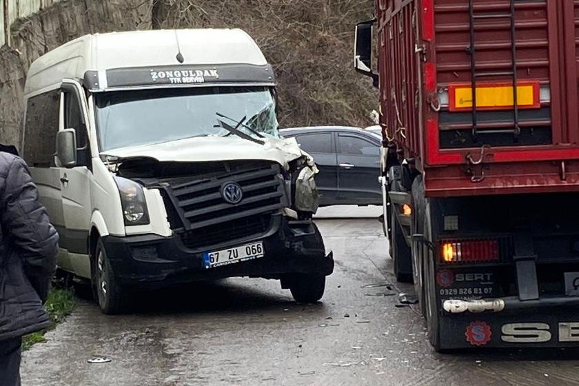 TIR, maden işçilerini taşıyan servise çarptı