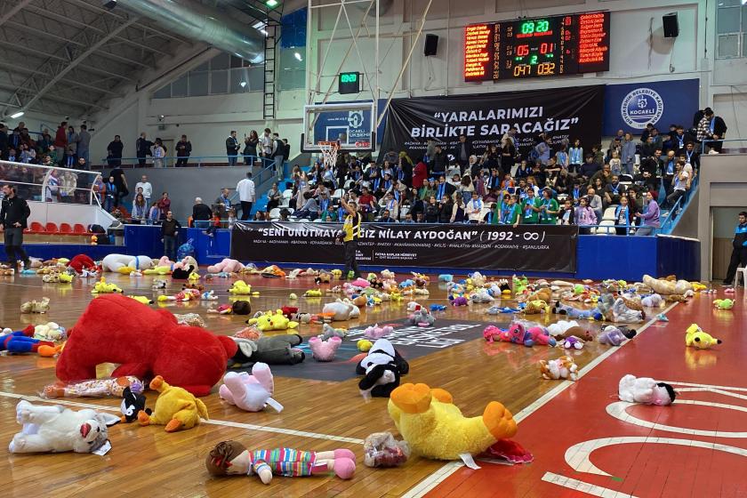 Kadınlar basketbol maçında depremzede çocuklar için sahaya oyuncak atıldı 