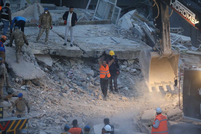 Urfa'da çöken binadaki arama kurtarma çalışmaları