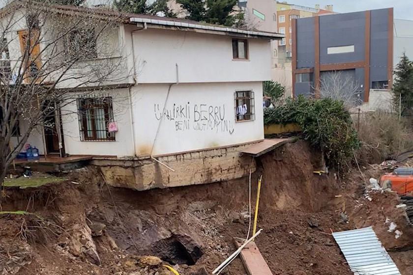 Ataşehir'de inşaatın istinat duvarı, bitişik evin bahçesiyle birlikte çöktü