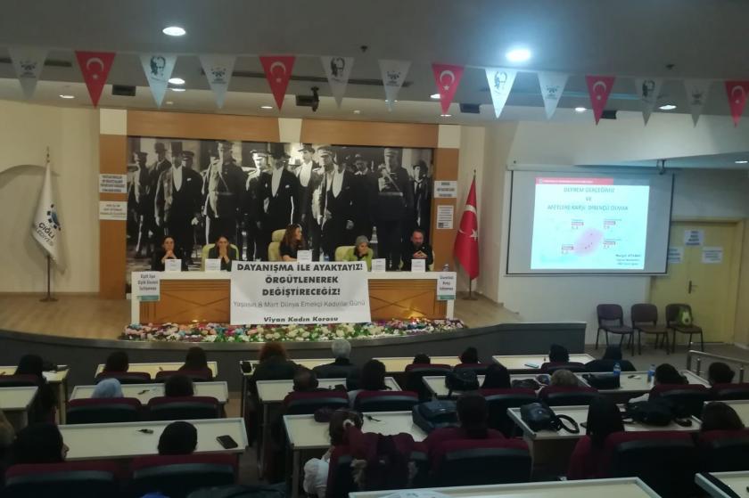 Çiğli’de kadınlar, “Deprem, dayanışma ve haklarımız” konulu panelde buluştu