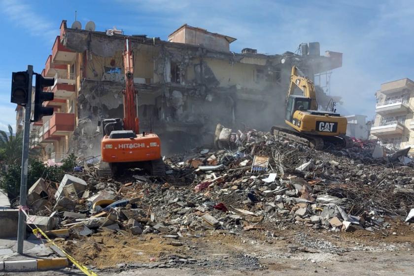 İskenderun'da bina yıkımı.