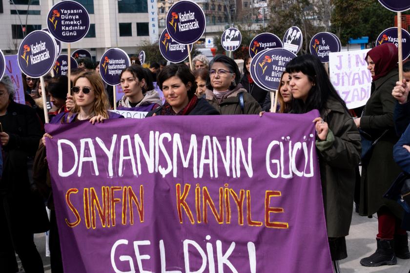 Ekmek ve Gül'ün Kartal'da düzenlediği 8 mart etkinliğinde kadınların pankartı: Dayanışma gücü, sınıfın kiniyle geldik.