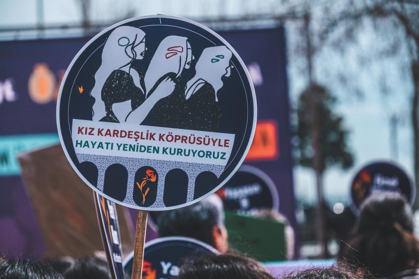 Ekmek ve Gül'ün Kartal'da düzenlediği 8 mart etkinliğinde kadınların dövizi: Kız kardeşlik köprüsüyle, hayatı yeniden kuruyoruz.