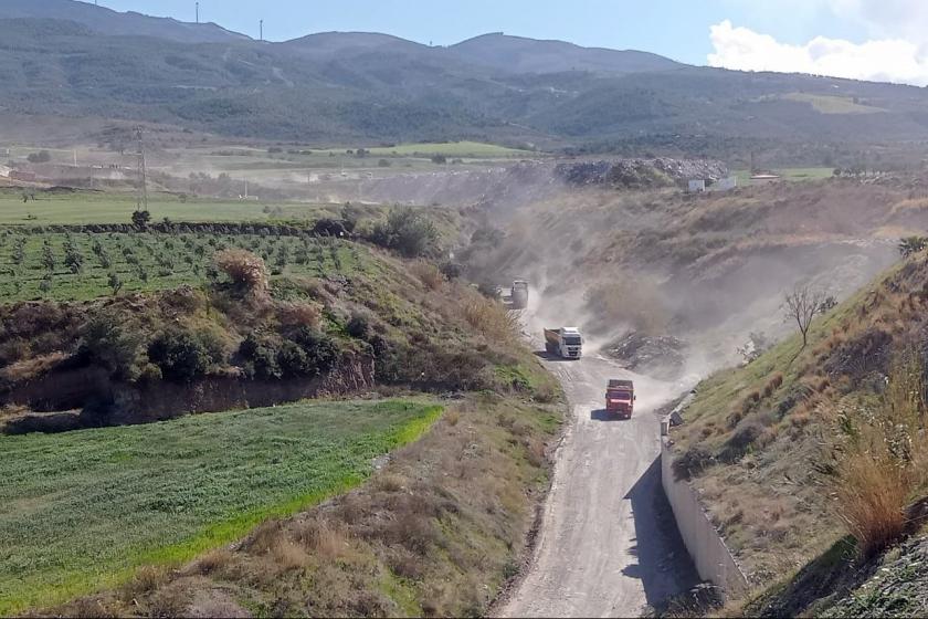 İskenderun'da atıkların döküldüğü yer ve kamyonlar