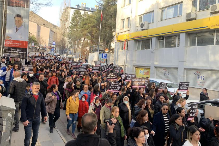 Dersim'de ellerinde dövizlerle yürüyüş gerçekleştiren yüzlerce kadın