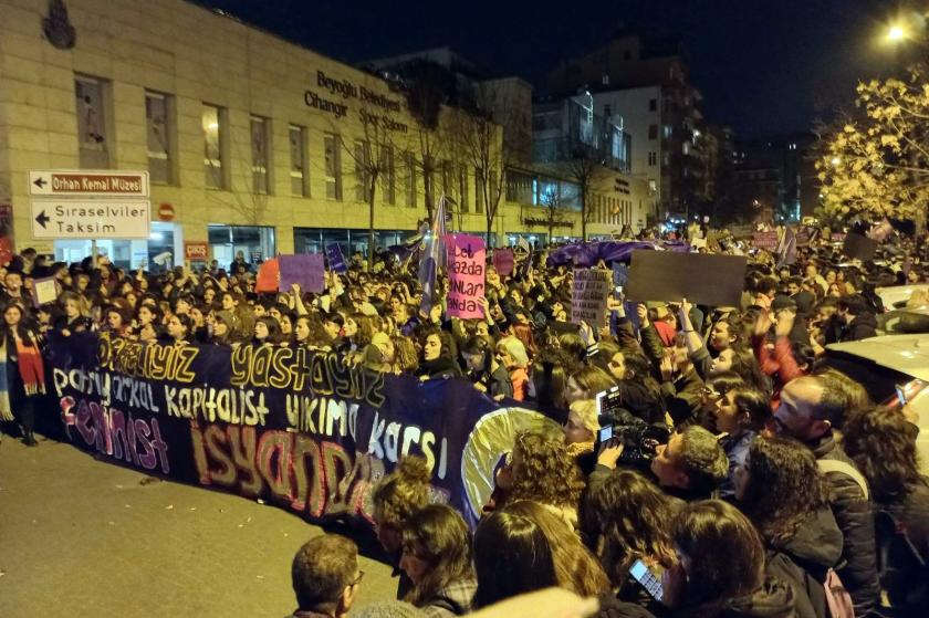 İstanbul'da kadınlar yasağa rağmen sokağa çıktı: Öfkeliyiz, yastayız ama isyandayız!