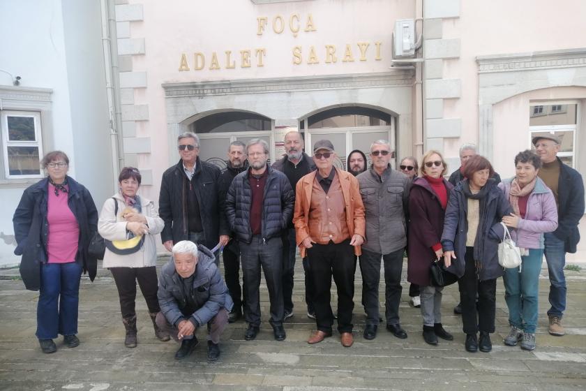 Foça Belediye Meclis üyeleri adliye önünde