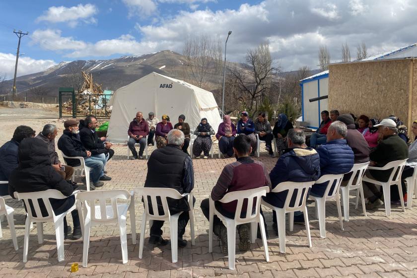 Avukatlarla depremzedelerin toplantısı