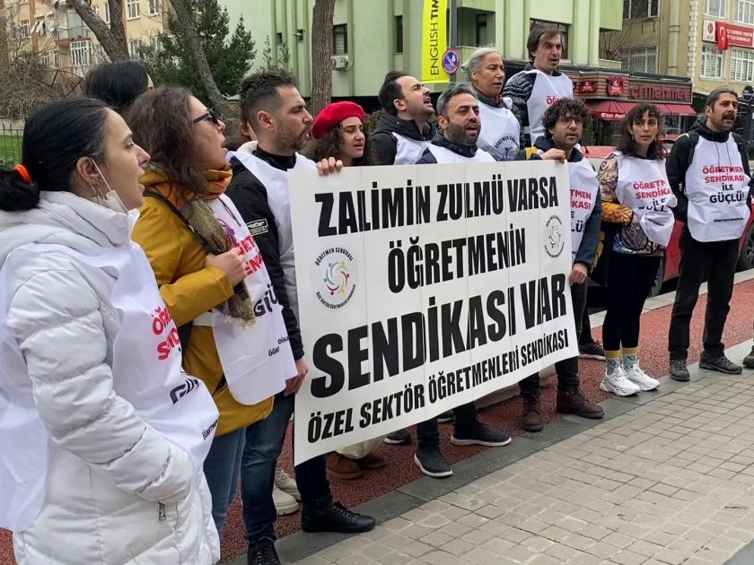 Özel Sektör Öğretmenleri Sendikası bakırköy final okulları önünde basın açıklaması yapıyor