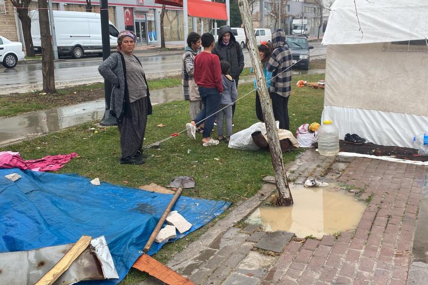 Malatya'da çadırkentler yağmura dayanamadı, depremzedeler mağdur oldu