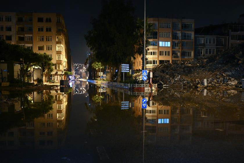 Hatay’ın İskenderun ilçesinde deniz seviyesinin yükselmesi sonucu bazı caddeler su altında kaldı.