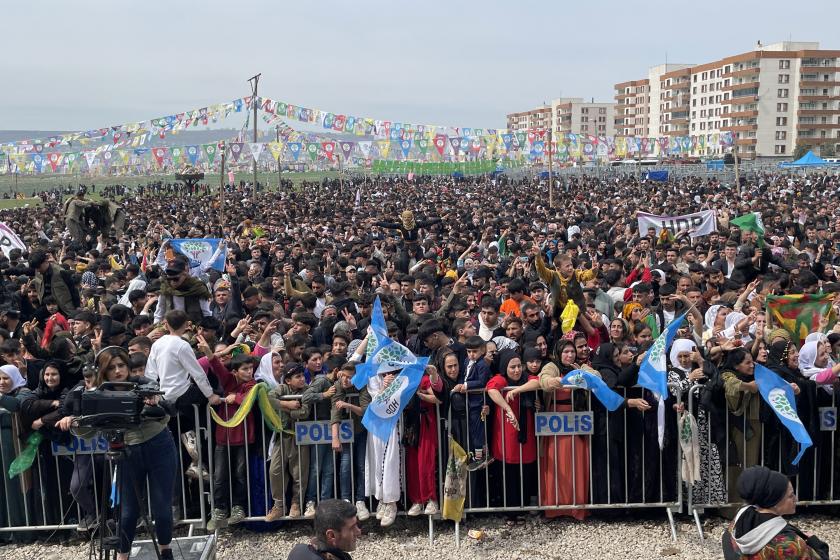 Cizre'de Newroz kutlamalarına katılan binlerce kişi