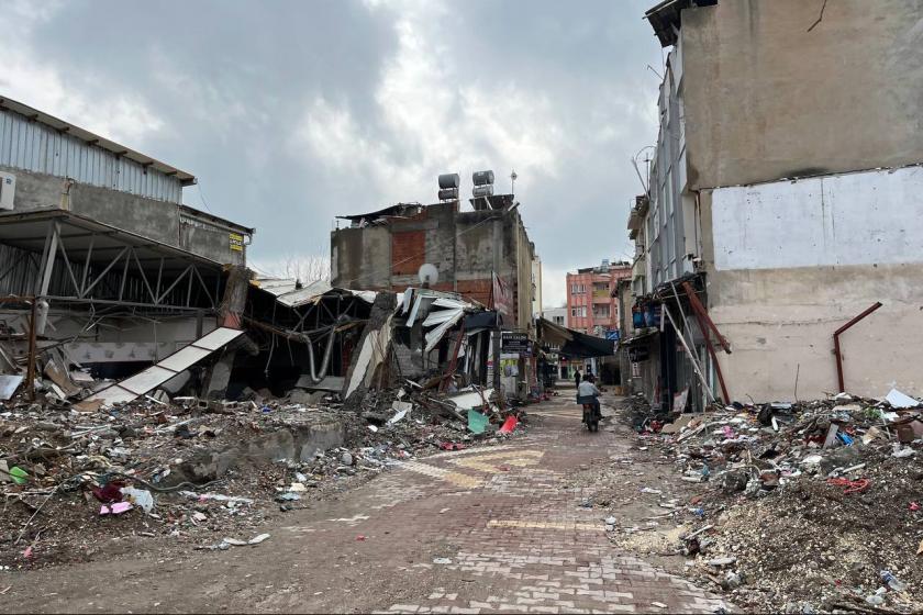 Adıyaman'da yerleşim yerlerinde molozlar