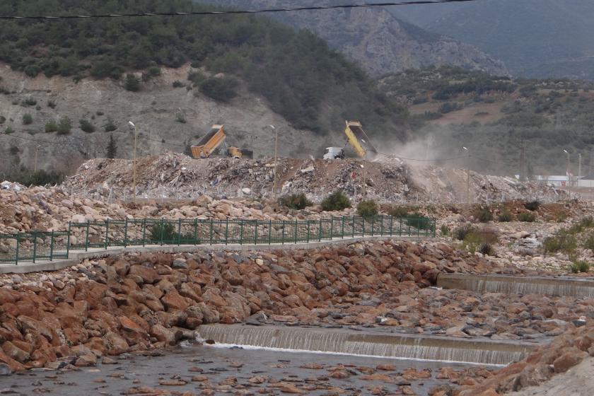 Deprem bölgesinde dere kenarına boşaltılan molozlar