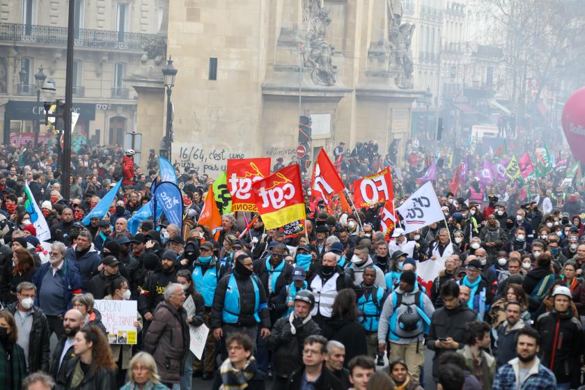 Fransız milletvekilleri Elysee Sarayı'na yürüdü