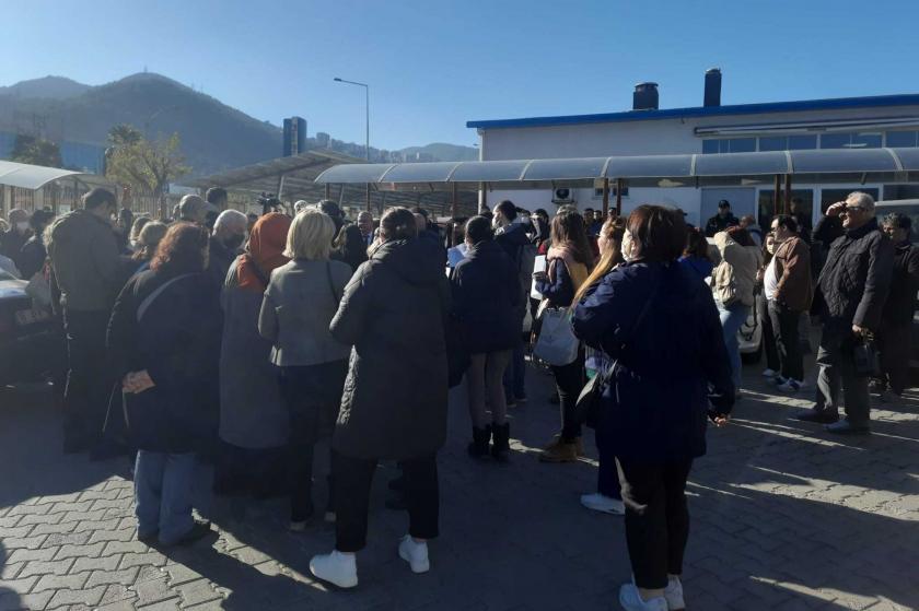 Dokuz Eylül Üniversitesi Hastanesi yönetimine tepki gösteren MS hastaları