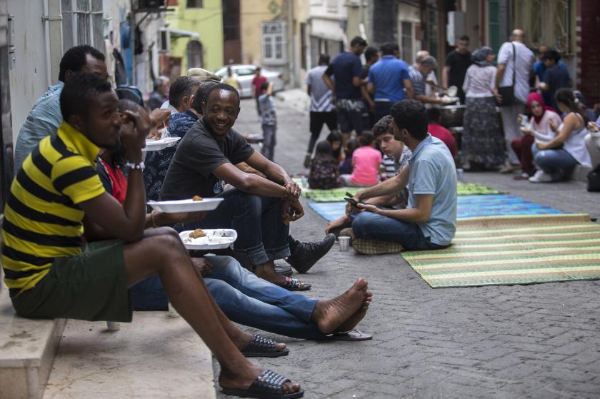 Dışarda yemek yiyen Afrikalılar.