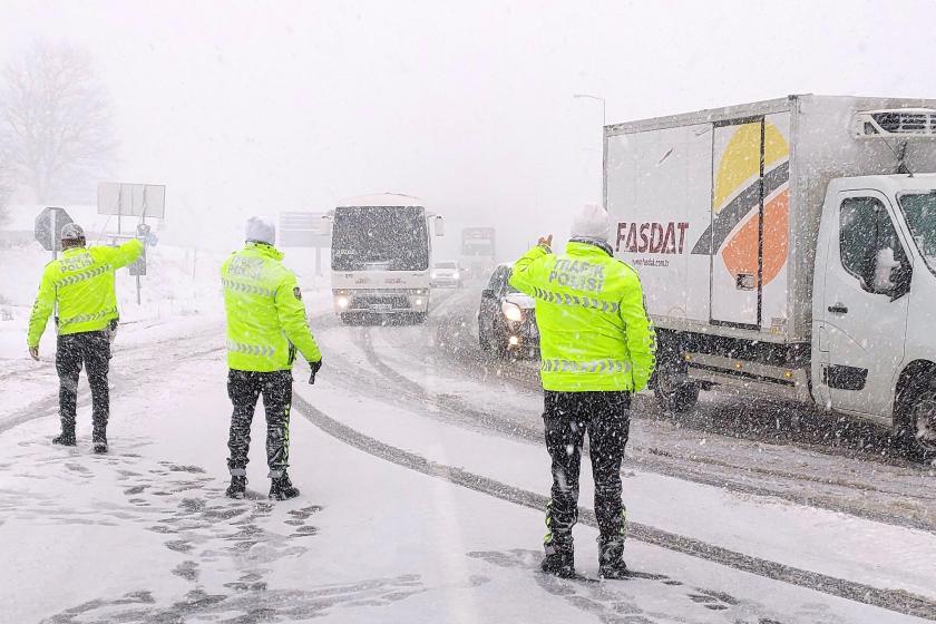 kar kaplı yol, kar yağışı, trafik polisi, araçlar, trafik