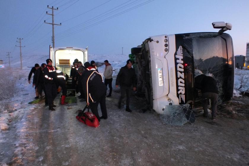 Yozgat’ta yolcu otobüsü devrildi