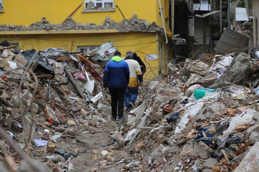 Antakya’da dar sokaklar açılmadığı için cenazelere ulaşılamıyor