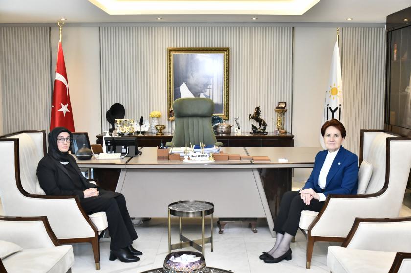 Meral Akşener ve Ayşe Ateş karşılıklı oturuyor