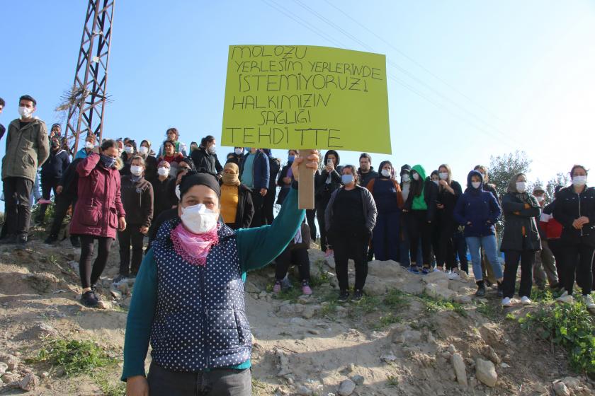 Yaşam alanlarının yanına moloz dökülmesine tepki gösteren depremzedeler