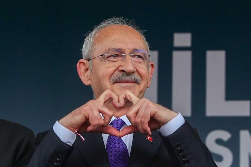 Kemal Kılıçdaroğlu, kalp işareti yaparken