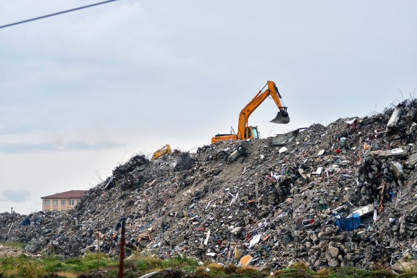 Milleyha Kuş Cenneti alanına dökülen deprem molozları kuşların da yaşamını tehdit ediyor