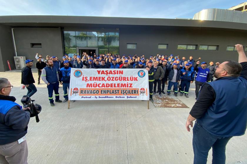 Fabrika önünde eylem yapan Ravago Enplast işçileri