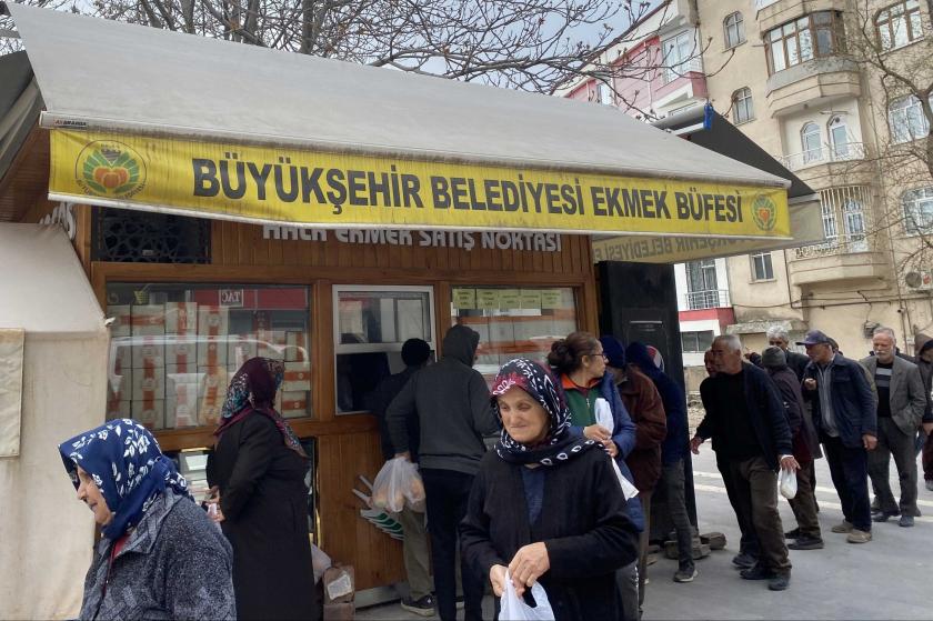 ekmek sırası bekleyen depremzedeler