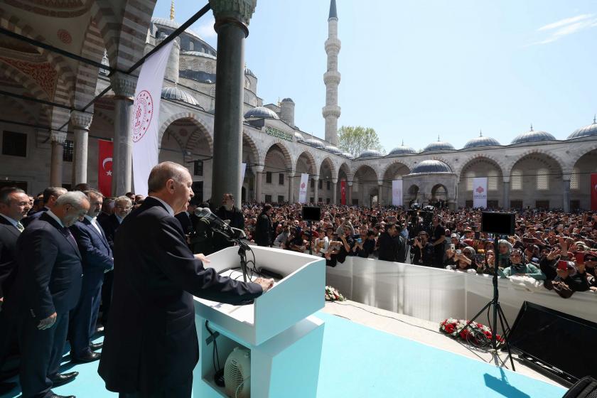 Sultanahmet Camisi'nin avlusunda konuşan Tayyip Erdoğan