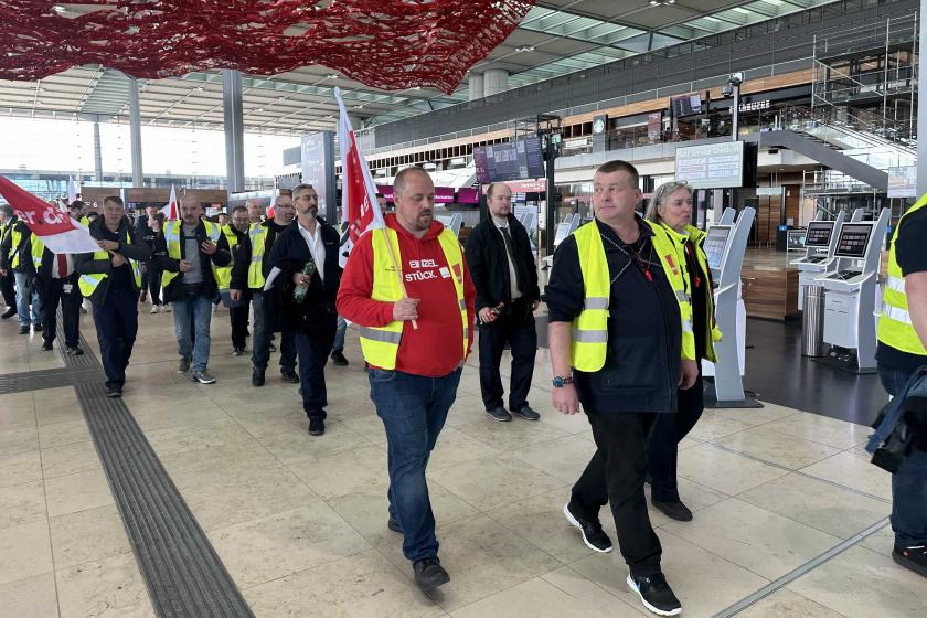 Almanya'da greve çıkan havalimanı çalışanları