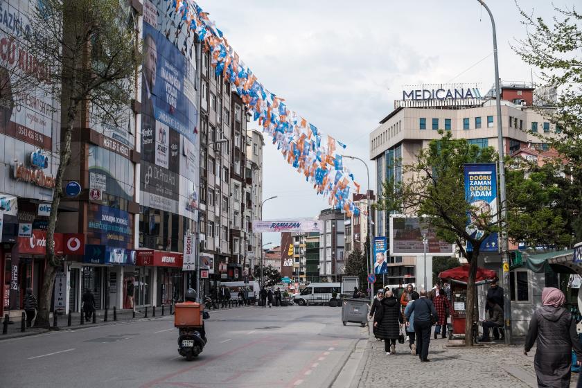 Üraniye'de bir cadde, akp binası, akp bayrakları