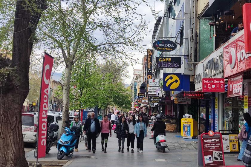 Erzincan caddelerinde yürüyen yurttaşlar