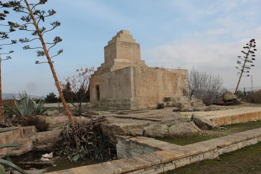 Foça’daki 2 bin 500 yıllık tarihi Pers Mezar Anıtı