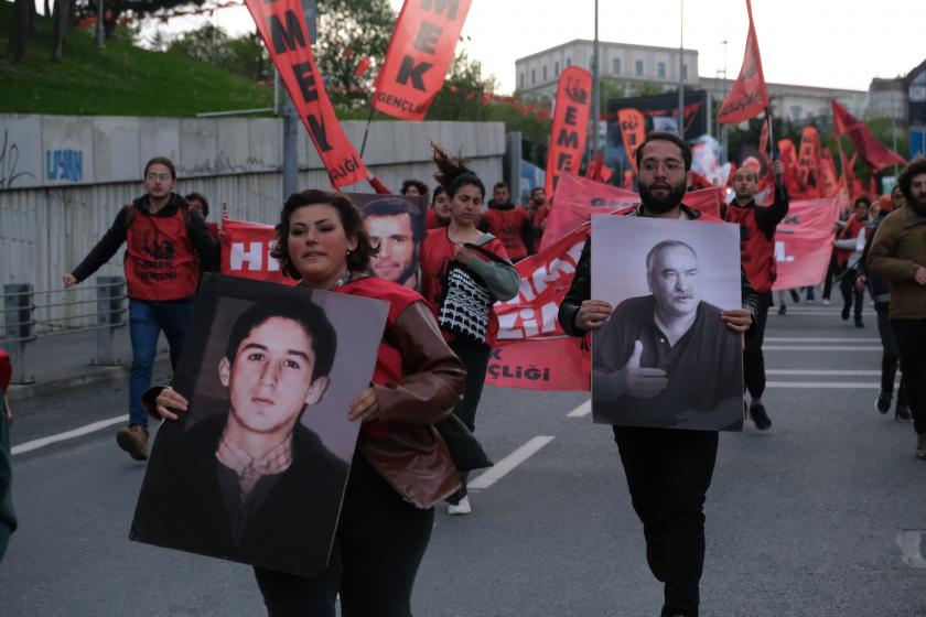 6 Mayıs anmasında ellerinde fotoğraf, pankar ve flamalarla koşan gençler