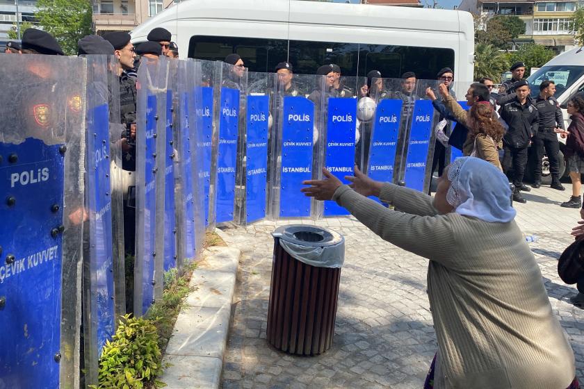 Yeşil Sol Parti'nin Kadıköy Yoğurtçu Parkı'nda düzenlediği kadın mitinginin ardından polisin gözaltı işlemi yapmak istemesi sonucu kadınlar polisi yuhaladı.