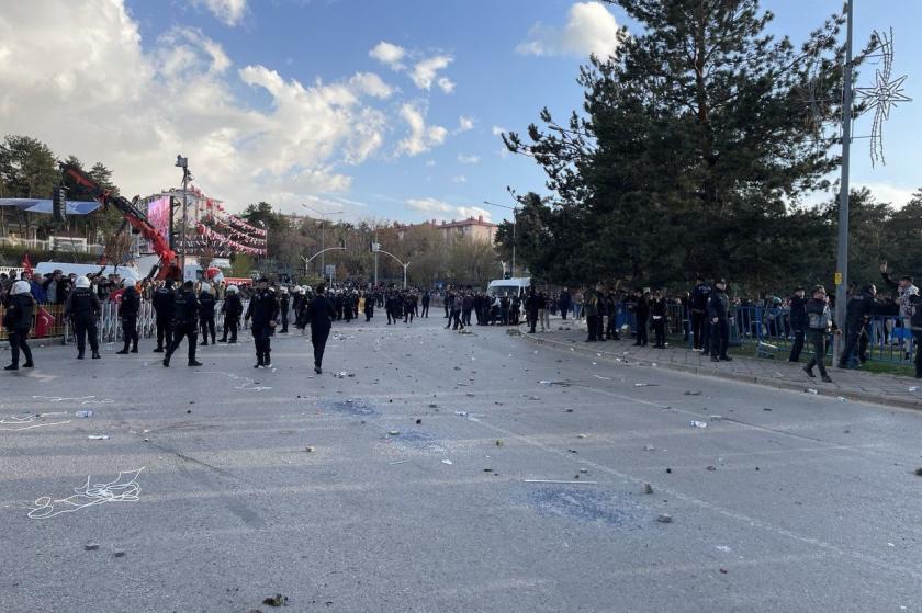 Erzurum'da miting alanına atılan taşlar